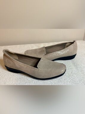 Clarks Collection Women’s Size 8M Taupe Leather Loafers NWOT